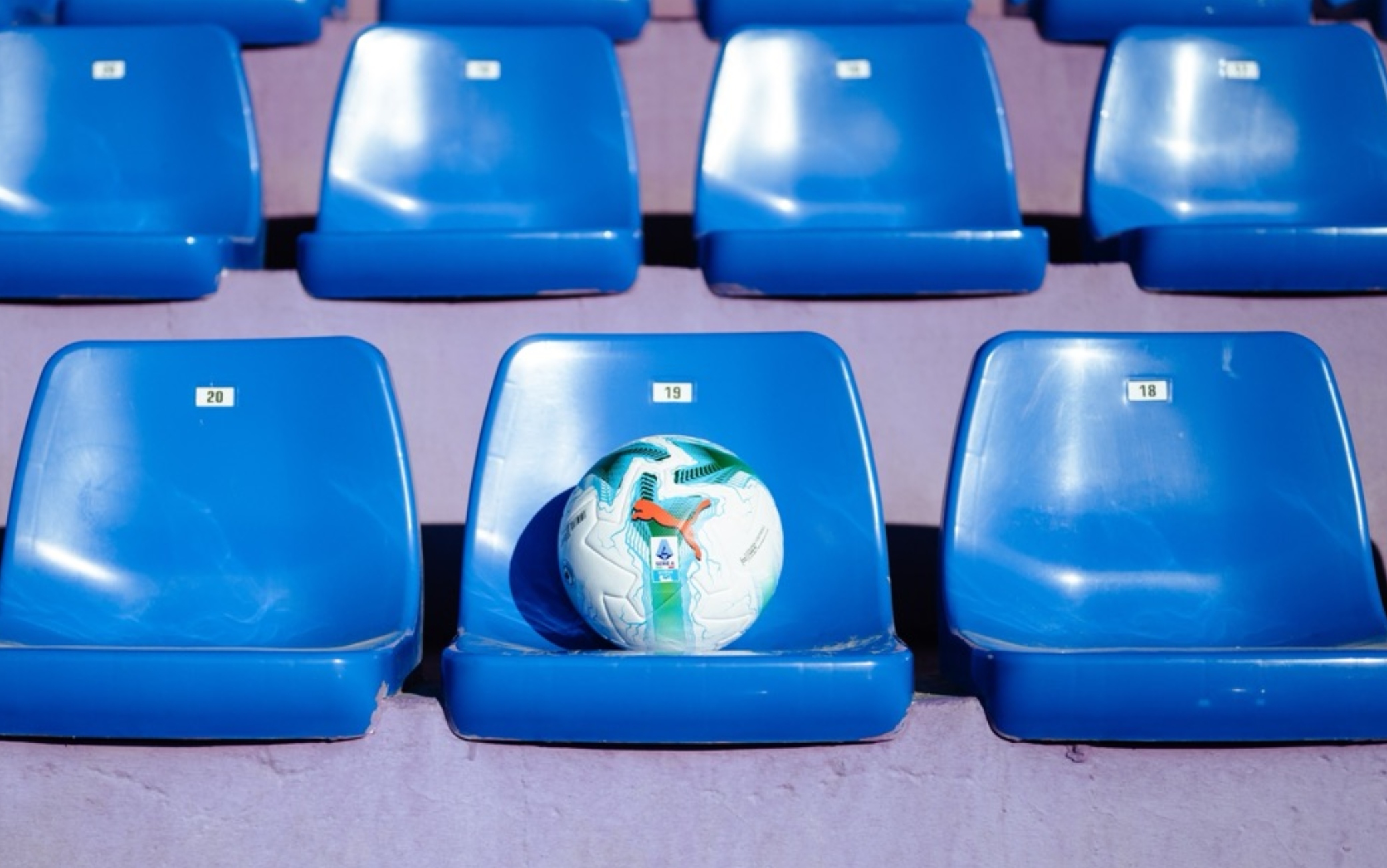 https://static.sky.it/editorialimages/62a2ba30570e2edf50ab376125efaa05142e311a/skysport/it/calcio/serie-a/2025/06/05/calendario-serie-a-2025-2026-sorteggio-tv-streamin/pallone_serie_a_2025_2026.jpg?im=Resize,width=375 Serie A, scopri il nuovo calendario LIVE su Sky