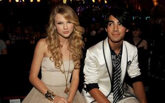 LOS ANGELES, CA - SEPTEMBER 07:  Singers Taylor Swift and Joe Jonas at the 2008 MTV Video Music Awards  at Paramount Pictures Studios on September 7, 2008 in Los Angeles, California.  (Photo by Jeff Kravitz/FilmMagic) 