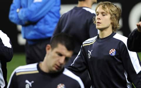 GNK Dinamo Zagreb's croatian midfielder Alen Halilovic looks on during a training session at Dragao Stadium in Porto on November 20, 2012 on the eve of the UEFA Champions League group A against Porto. AFP PHOTO/ FERNANDO VELUDO        (Photo credit should read FERNANDO VELUDO/AFP via Getty Images)