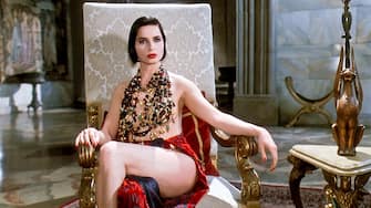 USA. Isabella Rossellini in a scene from the ©Universal Pictures movie: Death Becomes Her (1992).Plot: When a woman learns of an immortality treatment, she sees it as a way to outdo her long-time rival. Director: Robert Zemeckis Ref: LMK110-J6630-020720Supplied by LMKMEDIA. Editorial Only.Landmark Media is not the copyright owner of these Film or TV stills but provides a service only for recognised Media outlets. pictures@lmkmedia.com