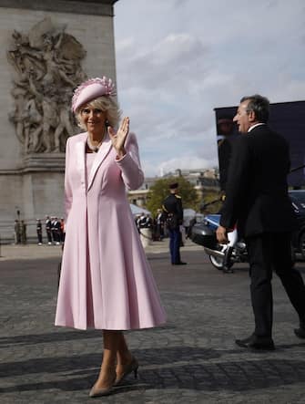 epa10871650 Britain's Queen Camilla (R) and French First Lady Brigitte Macron (L) attend a remembrance ceremony at Arc de Triomphe in Paris, France, 20 September 2023. The visit, initially planned for March and postponed because of unrests in France, leads the king and queen of Great Britain to Paris and Bordeaux and includes a state dinner, official appointments with President Macron and more informal meetings with French and British citizens.  EPA/YOAN VALAT / POOL