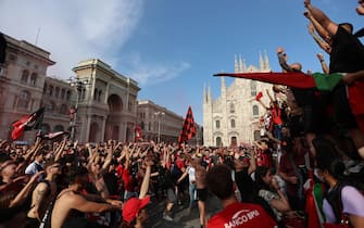 MILANO - Festa del Milan per la vincita del 19°, piazza Duomo, tifosi aspettano l' arrivo del bus con i giocatori