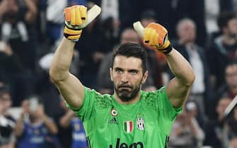 Juventus' goalkeeper Gianluigi Buffon celebrates the victory at the end of the UEFA Champions League quarter final first leg soccer match between Juventus FC and FC Barcelona at Juventus Stadium in Turin, Italy, 11 April 2017.
ANSA/ANDREA DI MARCO