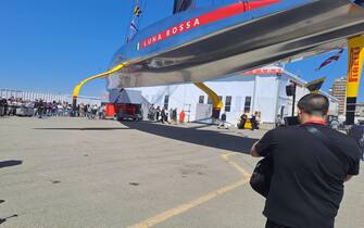 Varata la nuova Ac75 di Luna Rossa a Cagliari, 13 aprile 2024. Con la benedizione del vescovo Giuseppe Baturi è scattato alle 13.23 il via alla nuova avventura della barca che cercherà di portare in Italia la Coppa America. La madrina dell'inaugurazione è stata come al solito Miuccia Prada accompagnata dal patron Patrizio Bertelli. Poi la fatidica frase 'Io ti battezzo Luna Rossa'. Con la bottiglia di spumante che si è schiantata sulla scocca argentata della nuova barca dai colori argento, grigio e rosso con due ali gialle che la faranno "volare" sull'acqua. Uno scafo molto affusolato per affrontare meglio le onde.
ANSA/ ROBERTA CELOT