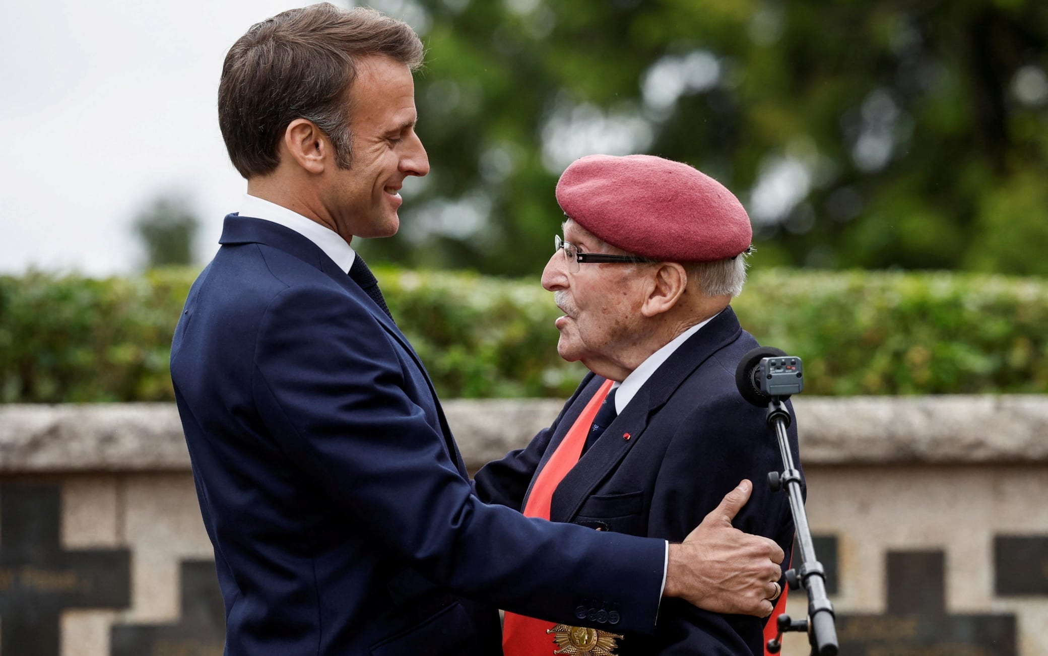 Emmanuel Macron e Achille Muller, 98, l'ultimo sopravvisuto delle Forze di Liberazione di Francia. macron