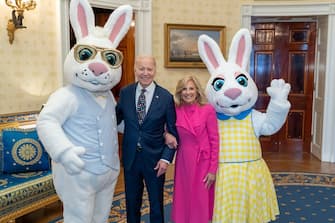 Migliaia di bambini hanno partecipato alla Casa Bianca alla tradizionale corsa delle uova di Pasqua, che quest’anno si è tenuta sette mesi prima delle elezioni e con la popolarità del presidente degli Stati Uniti Joe Biden ai minimi storici
