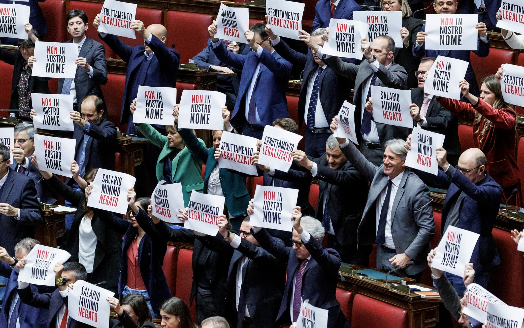 protesta in aula per la proposta di legge sul salario minimo