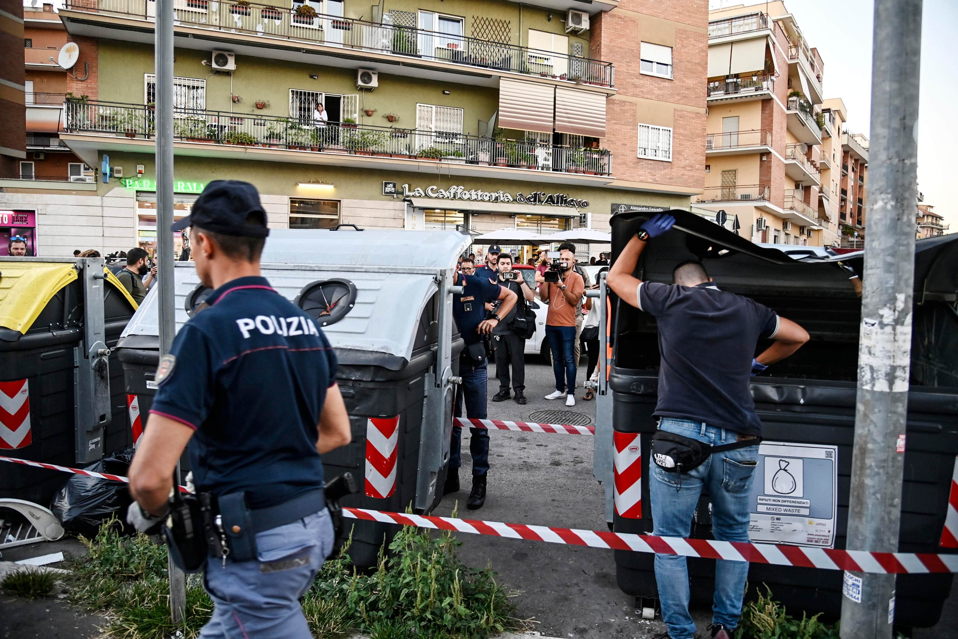 Polizia alla ricerca di prove nei cassonetti davanti alla palazzina dove e' stata uccisa una donna, Roma, 4 settembre 2023. ANSA/RICCARDO ANTIMIANI