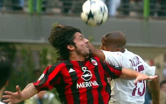 Il centrocampista del Milan Gennaro Gattuso (S) contrastato dal centrocampista francese della Roma, Olivier Dacourt, in una immagine del 02 maggio 2004 allo stadio Giuseppe Meazza di Milano.
ANSA/DANIEL DAL ZENNARO
