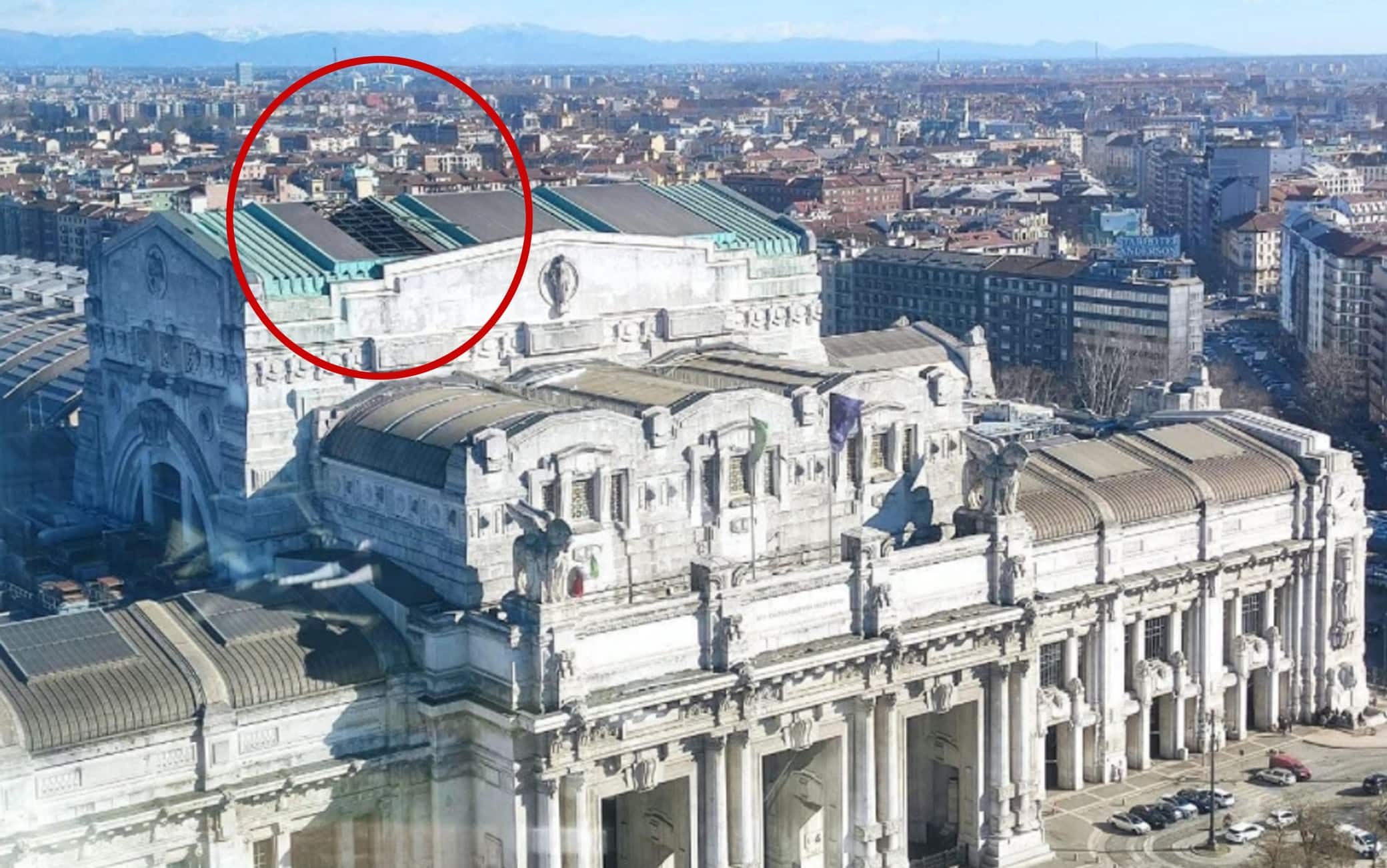 Un pezzo della copertura del tetto della stazione Centrale di Milano si è staccato a causa del forte vento. I tecnici stanno verificando l'entità del danno e al momento sono stati allestiti dei percorsi per far entrare e uscire dalla stazione i passeggeri in sicurezza. Il vento ha sradicato anche le bandiere dell'Italia, della Lombardia e dell'Unione europea poste sopra l'ingresso del Consiglio regionale in via Filzi, che è stato transennato.
ANSA/ANDREA CAPPELLI