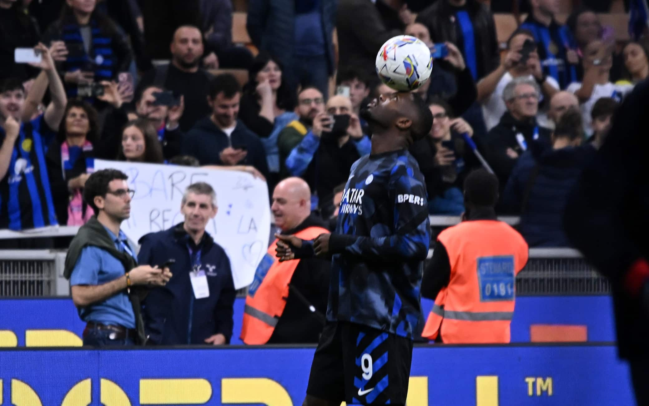 Squadre in campo per il riscaldamento a San Siro.