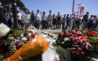 Mazzi di fiori a Promenade Des an gleis a Nizza sul luogo della strage 15 luglio 2016.
ANSA/MASSIMO PERCOSSI