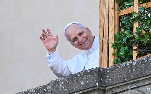 Pope Leone XIV waves the people from the terrace of the summer papal estate where he arrives for a two-week stay in Castel Gandolfo, 40 km southeast of Rome, on July 6, 2025. The newly elected Pope Leo XIV, revives a long-standing papal tradition paused under Francis, as Castel Gandolfo prepares to welcome a pope for the first time in over a decade. (Photo by Andreas SOLARO / AFP)