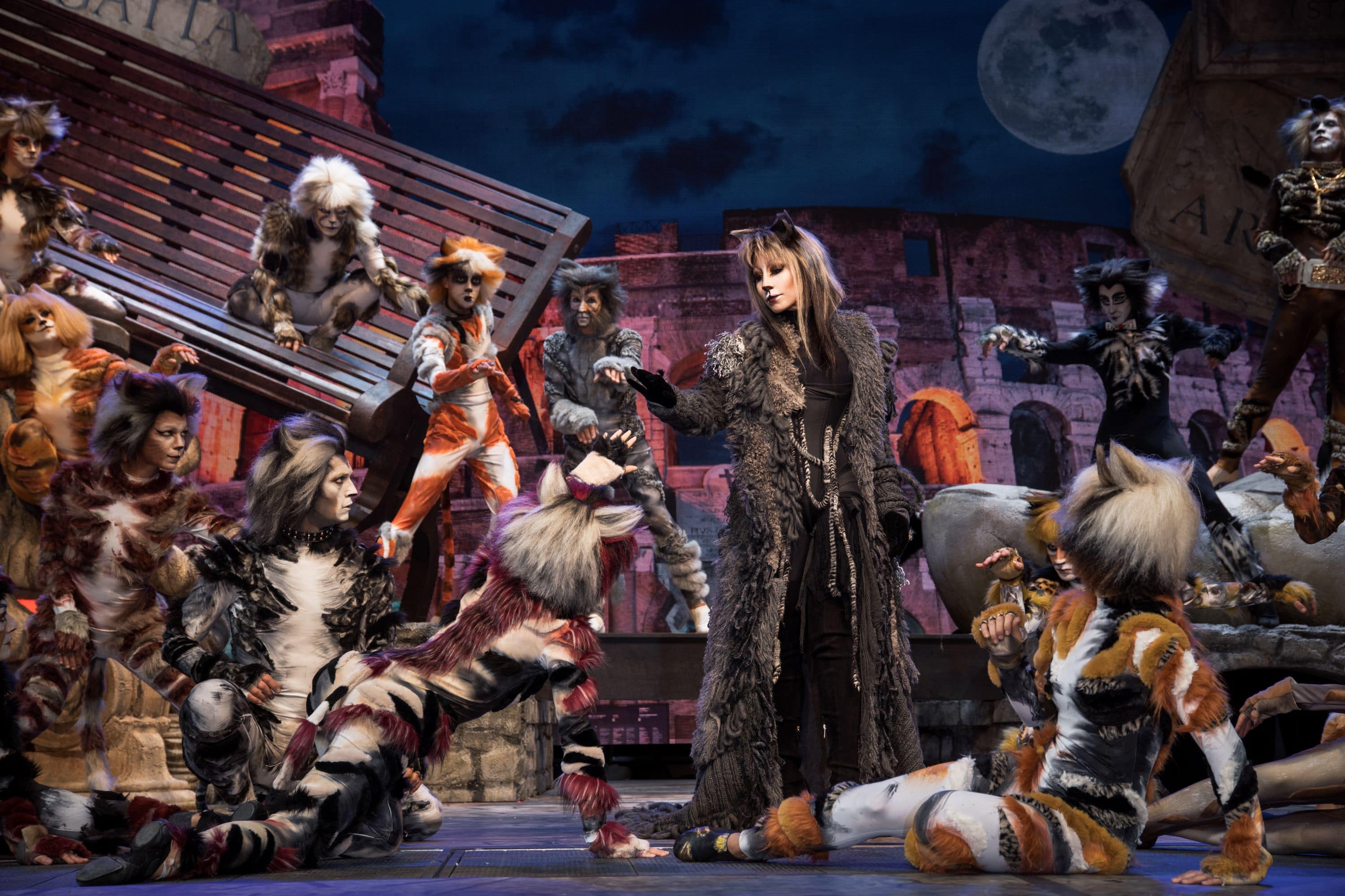 Una scena del musical Cats con Malika Ayane