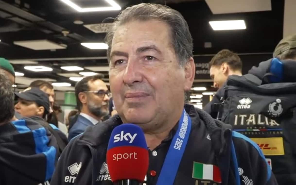 https://static.sky.it/editorialimages/63539449bf2f8629783ca28a181ee83e585189b7/skysport/it/volley/video/2025/09/29/de-giorgi-italia-volley-mondiali-intervista-1039665/de_giorgi_screen.jpg?im=Resize,width=1218