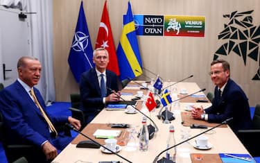 L’incontro tra il segretario generale Nato Jens Stoltenberg, il presidente turco Tayyip Erdogan e il primo ministro svedese Ulf Kristersson