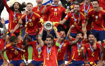 epa11478875 Alvaro Morata of Spain lifts the trophy in the podium ceremony after winning the UEFA EURO 2024 final soccer match between Spain and England, in Berlin, Germany, 14 July 2024.  EPA/FRIEDEMANN VOGEL