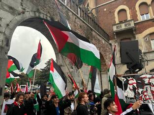 Il corteo di protesta contro la partita di Nations League Italia-Israele, in programma stasera al Bluenergy stadium, in partenza da piazza della Repubblica a Udine, 14 ottobre 2024. /// The protest parade against the Nations League Italy-Israel match, scheduled tonight at the Bluenergy stadium, starting from Republic square, in Udine, Italy, 14 October 2024. ANSA / Alice Fumis