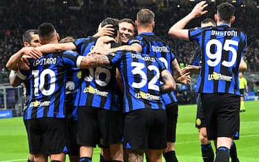 Inter Milan’s defender Matteo Darmian (C )celebrates with teammates  after scoring during the Serie A soccer match between Inter MIlan and Atalanta at the Giuseppe Meazza stadium in Milan, Italy, 28 February 2024. ANSA/DANIEL DAL ZENNARO