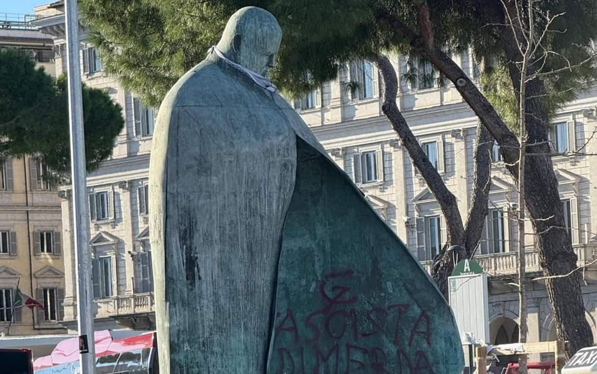 roma imbrattata statua di papa wojtyla meloni atto indegno