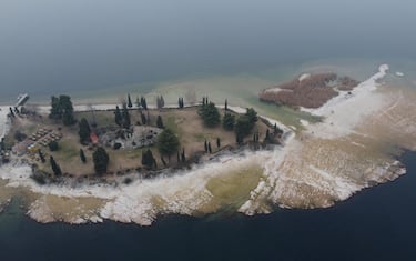 L'isola dei Conigli, a causa della siccita' che affligge il lago di Garda, si raggiunge a piedi, Manerba (Brescia), 23 febbraio 2023. 
ANSA/ FILIPPO VENEZIA