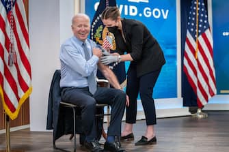 Joe Biden ha fatto il secondo booster del vaccino anti Covid in diretta tv, dopo aver illustrato le nuove iniziative dell'amministrazione nella lotta alla pandemia e sollecitato nuovi fondi per estendere i test anti covid oltre giugno