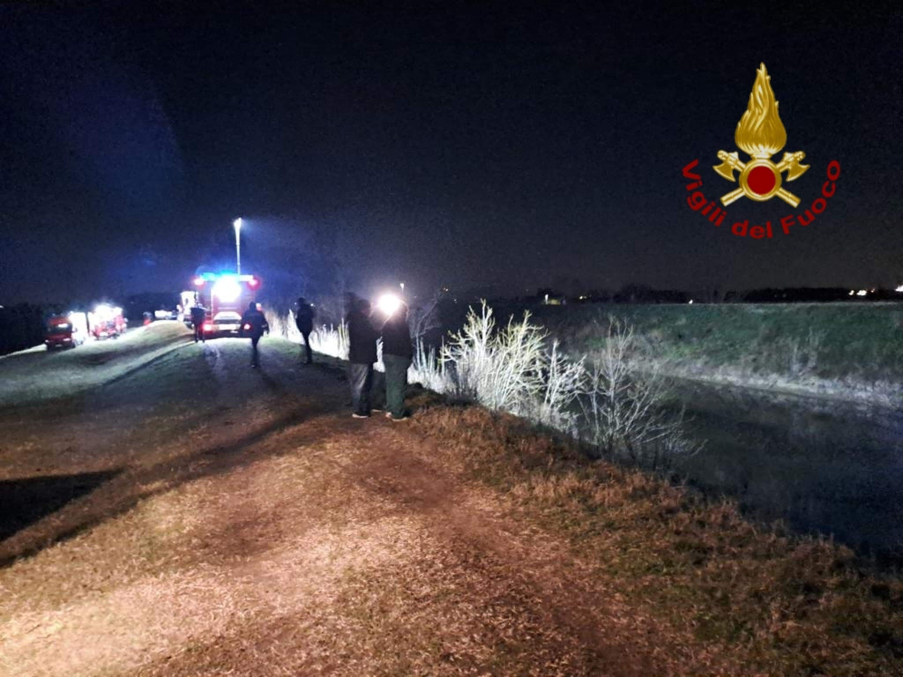 Sono stati recuperati, poco fa, a Anguillara (Padova) - in foto - i corpi di un 70enne finito ieri con l'auto nel fiume Gorzone e del poliziotto che si era tuffato per salvarlo. Lo apprende l'ANSA dai vigili del fuoco. Le due vittime erano in un punto seminascosto del fondale, a una decina di metri da dove si era inabissata l'auto. L'agente, hanno spiegato i soccorritori, tratteneva ancora vicino a se' il corpo dell'automobilista, che evidentemente era riuscito a raggiungere e a far uscire, all'abitacolo. Le ricerche condotte ieri fino a tarda sera non avevano permesso di individuarli a causa della scarsissima visibilità sul fondale.
ANSA/VIGILI DEL FUOCO ANSA PROVIDES ACCESS TO THIS HANDOUT PHOTO TO BE USED SOLELY TO ILLUSTRATE NEWS REPORTING OR COMMENTARY ON THE FACTS OR EVENTS DEPICTED IN THIS IMAGE; NO ARCHIVING; NO LICENSING NPK