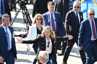 La presidente del Consiglio, Giorgia Meloni (C) durante la parata militare organizzata per le celebrazioni per il 77esimo anniversario della proclamazione della Repubblica in via dei Fori Imperiali a Roma, 2 giugno 2023. 
Italian Prime Minister, Giorgia Meloni (C) attend the parade during the Republic Day 'Festa della Repubblica' celebrations in Rome, Italy, 2 June 2023. 
ANSA/CLAUDIO PERI