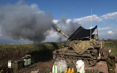 epa11056960 an Israeli artillery unit fires towards a target in Lebanon from an undisclosed location at Lebanon-Israel border, Israel, 04 January 2024. Tensions remain high in the region following the killing of senior Hamas leader Saleh al-Arouri in Lebanon by drone attack on 02 January.  EPA/ATEF SAFADI