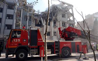 attacco israele contro iran Rescue teams work outside a heavily damaged building, targeted by an Israeli strike in the Iranian capital Tehran on June 13, 2025. Israel carried out strikes against Iran early on June 13, targeting its nuclear and military sites as well as residential buildings in Tehran, after US President Donald Trump warned of a possible "massive conflict" in the region. (Photo by AFP)