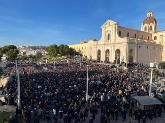 Qualche decina di migliaia di persone nel sagrato della basilica di Bonaria a Cagliari per l'ultimo saluto a Gigi Riva, 24 Gennaio 2024. ANSA/FABIO MURRU