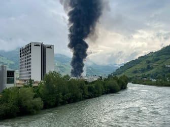 Il grande incendio scoppiato nella zona artigianale Piani, nei pressi dei Magazzini generali, Bolzano, 8 maggio 2'24. ANSA/ GNEWS