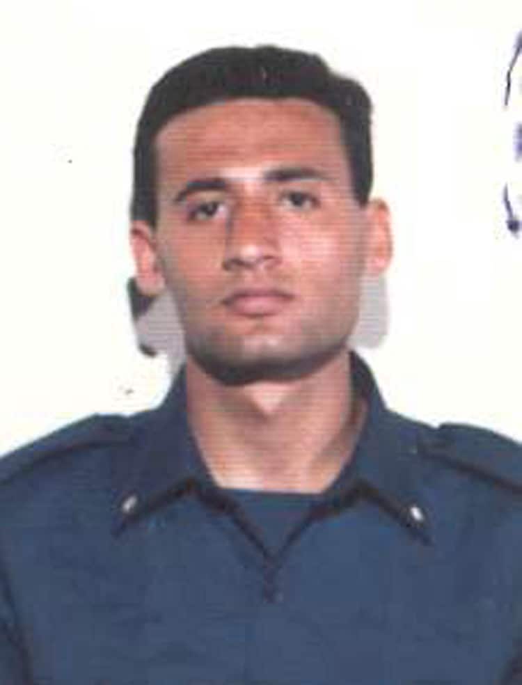 20080401 - CATANIA - CLJ - RACITI: SECONDO INDAGATO ARRESTATO,E' INCENSURATO DI 21 ANNI - Una foto d' archivio di Filippo Raciti, l' ispettore capo di polizia morto il 2 febbraio 2007 durante gli scontri tra gli ultras del Catania e le forze dell' ordine. E' un incensurato di 21 anni, Daniele Micale, e non apparterebbe ad alcun gruppo di tifo organizzato, il giovane arrestato la notte scorsa dalla polizia nell'ambito dell'inchiesta della Procura della Repubblica distrettuale di Catania sulla morte dell'ispettore Filippo Raciti. Nei suoi confronti il Gip di Catania ha emesso un ordine di custodia in carcere per omicidio volontario, che e' stato eseguito dalla squadra mobile della Questura.   Secondo l'accusa sarebbe lui, assieme a Speziale, a tenere in mano il taglierino con il quale, per la Procura distrettuale, sarebbe stato ferito mortalmente l'ispettore Filippo Raciti.     FRANCO LANNINO / ANSA / i50