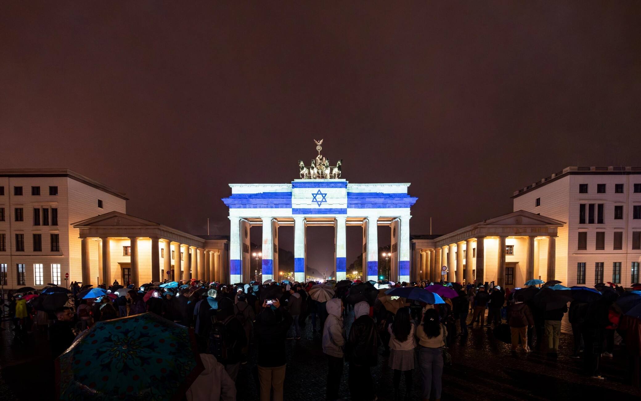 La Porta di Brandeburgo illuminata con la bandiera israeliana