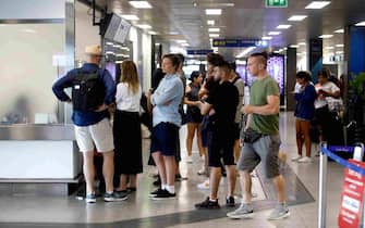Passeggeri in attesa all'aeroporto di Milano Linate nel giorno dello sciopero degli aeroporti, 15 luglio 2023. ANSA/MOURAD BALTI TOUATI