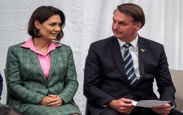 epa08282243 The President of Brazil Jair Bolsonaro (R) speaks with his wife Michelle during a meeting with the Brazilian community in Florida, at Miami Dade College Medicine Campus in Miami, Florida, USA, 09 March 2020.  EPA/CRISTOBAL HERRERA