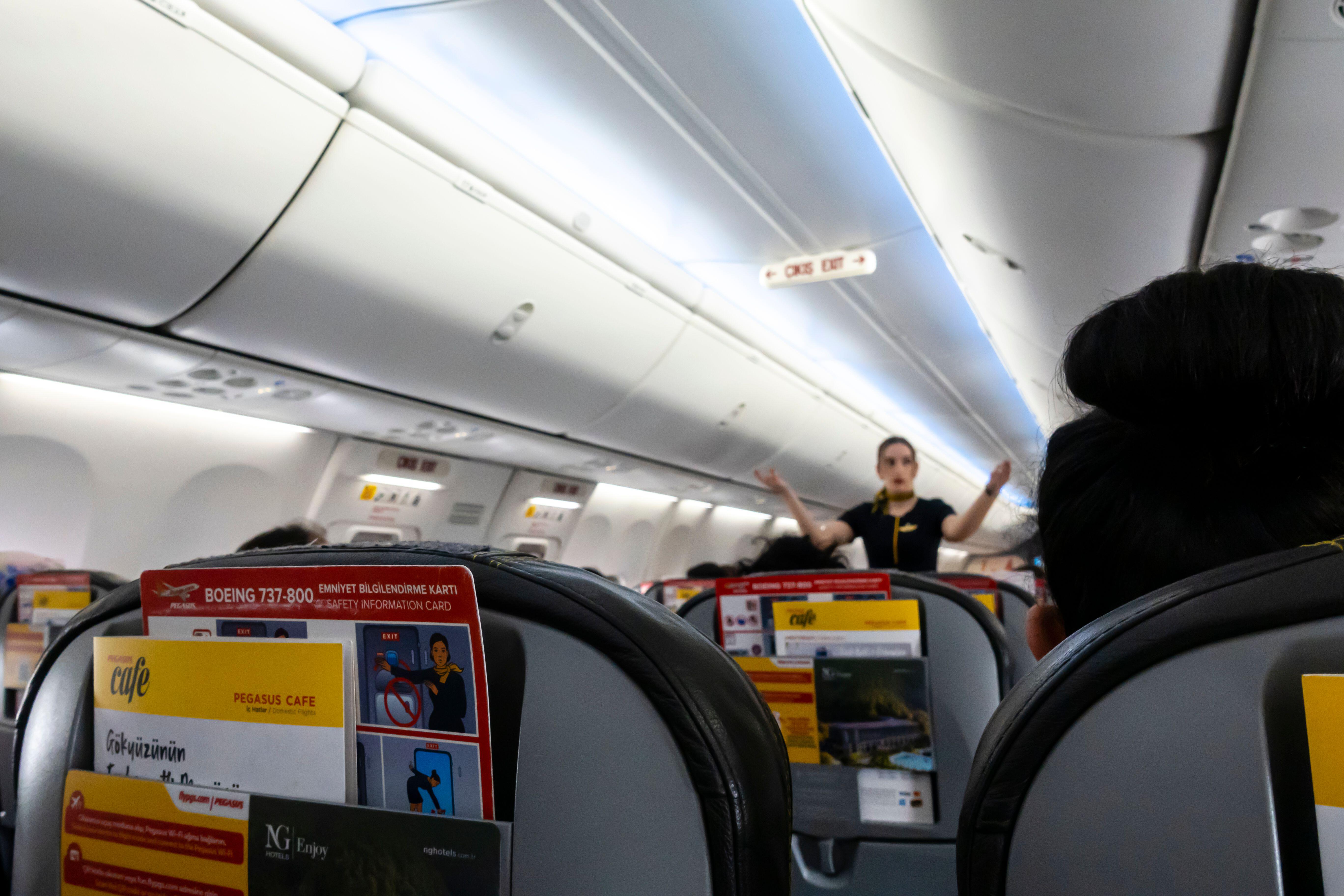 Voli in aereo in alta stagione, i consigli di una hostess per fare un ...
