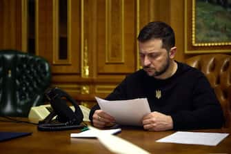 Un post sul canale Telegram del presidente ucraino Volodymyr Zelensky, 05 gennaio 2023: ''Together with President of T¸rkiye Recep Tayyip Erdogan we discussed security cooperation of our countries, nuclear safety issues, in particular the situation at ZNPP. There should be no invaders there. We also talked about the exchange of prisoners of war with Turkish mediation, the development of the grain agreement. We appreciate T¸rkiye's willingness to take part in the implementation of our Peace Formula''.
TELEGRAM ZELENSKY
+++ATTENZIONE LA FOTO NON PUO' ESSERE PUBBLICATA O RIPRODOTTA SENZA L'AUTORIZZAZIONE DELLA FONTE DI ORIGINE CUI SI RINVIA+++ (NPK)