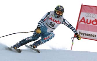 VEY106-19981218-VEYSONNAZ, SWITZERLAND: Bibiana Perez of Italy clears a gate on her to finish third in the women's World Cup downhill race in Veysonnaz, Switzerland, on Friday, 18 December 1998. German skier Hilde Gerg won the race with a time of 1:41.13 minutes.      EPA PHOTO          KEYSTONE/FABRICE COFFRINI/FC/kr