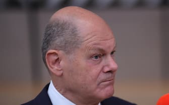 epa10940366 German Chancellor Olaf Scholz arrives for the European Council meeting in Brussels, Belgium, 26 October 2023. In a two-day summit on 26-27 October, EU leaders are expected to address the situation in the Middle-East and Ukraine, as well as the EU's long-term budget, migration, and external relations.  EPA/OLIVIER MATTHYS