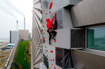 TOPSHOT - Danish climber Mikkel Frederiksen are on the 85m long climbing wall at the outdoor structure CopenHill in Copenhagen on December 6, 2020. - CopenHill is an urban mountain placed on top af a state-of-the-art waste-to energy plant, ARC, which is one of the most unique architectural designs in the world. The plant produces environmental-friendly energy with the newest technology by burning waste and turning the exhaust into energy which yearly provides the city of Copenhagen with electricity for 30,000 households and central heating for 72,000 households.
The structure has a ski hill, a hiking track and a climbing wall. (Photo by Olivier MORIN / AFP) (Photo by OLIVIER MORIN/AFP via Getty Images)