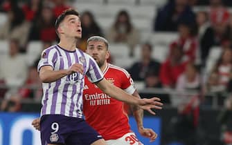 epa11156307 Benfica player Nicolas Otamendi (R) in action against Toulouse player Thijs Dallinga during their UEFA Europa League knockout round playoff first leg match held at Luz Stadium, Lisbon, Portugal, 15 February 2024.  EPA/TIAGO PETINGA