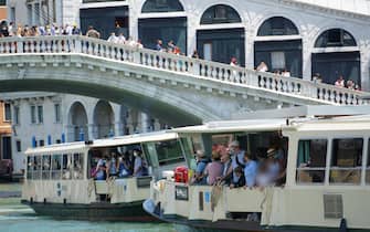Vaporetti affollati di turisti in navigazione sul Canal grande, oggi 6 giugno 2021. ANSA/ANDREA MEROLA                               
