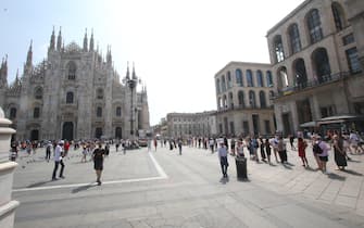 Turisti in coda sotto al sole alle ore 11.00 di questa mattina per visitare il Duomo di Milano, 27 maggio 2022. ANSA / PAOLO SALMOIRAGO