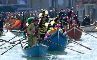 Decorated boats sail on the Grand Canal during Venice Carnival, on February 16, 2025. This year, the theme of one of the most famous carnival in the world is Casanova, as the 'Serenissima' celebrates the 300th anniversary of the famous man's birth. (Photo by ANDREA PATTARO / AFP)