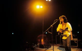 Italian musician and singer-songwriter Pino Daniele (Giuseppe Daniele) singing and playing the guitar. 1982 (Photo by Angelo Deligio/Mondadori via Getty Images)