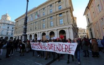 Un momento della manifestazione in piazza De Ferrari contro la violenza sulle donne. Genova,25 novembre 2023.
ANSA/LUCA ZENNARO 