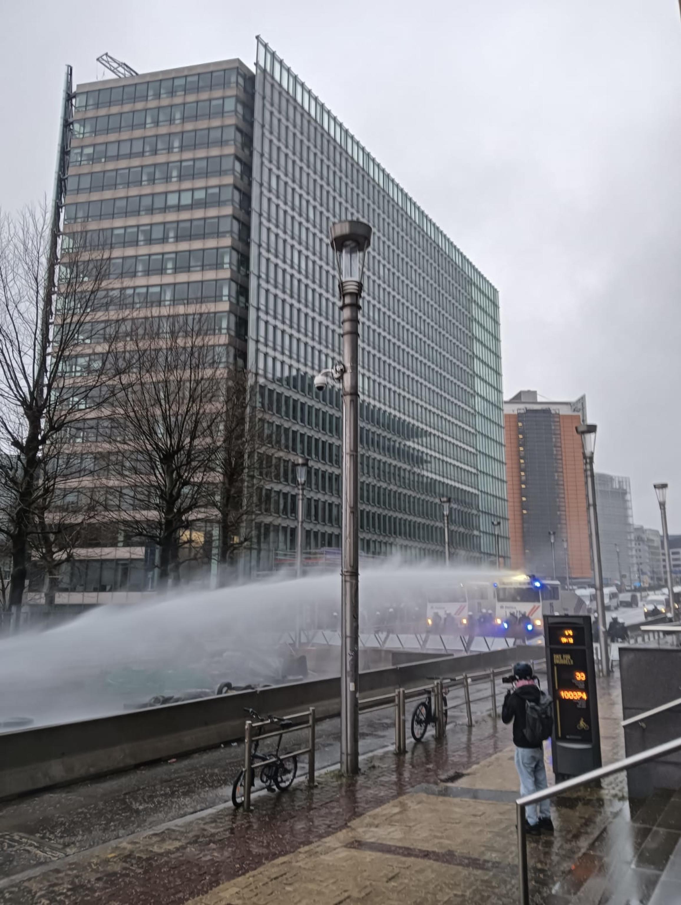 Gli idranti della polizia sono entrati in azione per spegnere i roghi accesi con dei copertoni dagli agricoltori che protestano a Bruxelles contro la politica agricola Ue, 26 febbraio 2024. I mezzi della polizia sono entrati in azione a poche decine di metri dalle sedi della Commissione europea e del Consiglio.
ANSA/ ALESSANDRA BRIGANTI