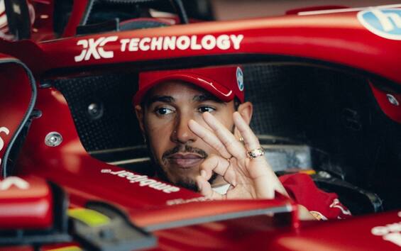https://static.sky.it/editorialimages/649725622972ee68b3fa906528947a0ea013dd43/skysport/it/motori/formula-1/video/2025/05/16/f1-gp-imola-hamilton-tifosi-ferrari-video/f1_twitter_hamilton_imola_2025.jpg?im=Resize,width=565