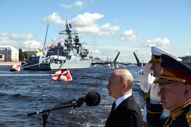 epa10776888 Russian President Vladimir Putin (L), Russian Defence Minister Sergei Shoigu (front R) and Russian Navy Commander-in-Chief Admiral Nikolai Yevmenov (back R) attend the Navy Day parade, in St. Petersburg, Russia, 30 July 2023. President Putin announced that the Russian navy will get 30 new ships this year, during his speech at the annual Navy Day Parade in St Petersburg. Russian Navy Day is celebrated annually on the last Sunday of July.  EPA/ALEXANDER KAZAKOV / SPUTNIK / KREMLIN POOL / POOL -- MANDATORY CREDIT--